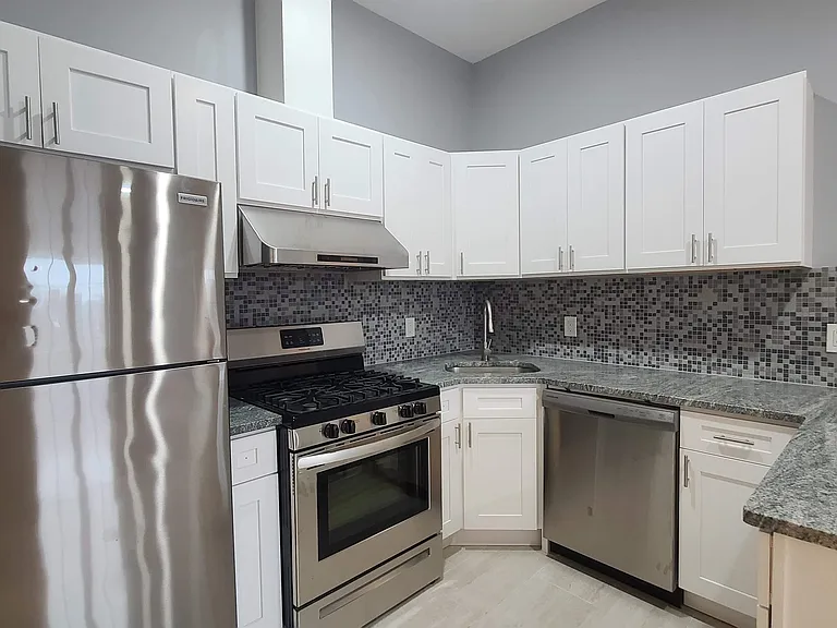 100 Griffith St #3R — Photo 5