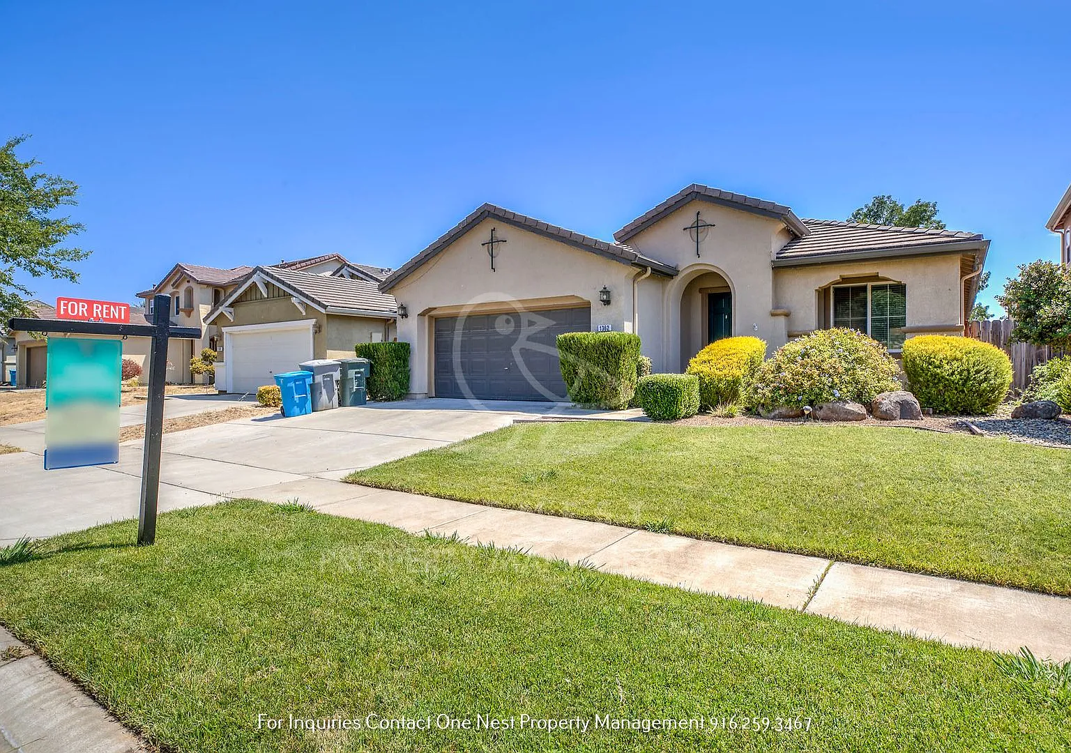 Plumas Lake Rental, Huge Living Room — Photo 3
