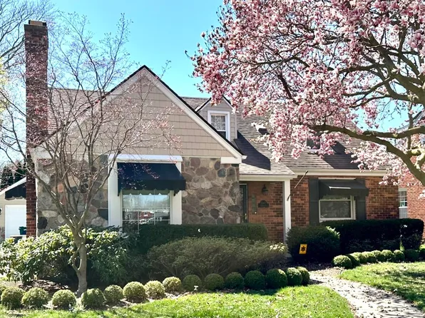 1247 Cadieux Rd, Grosse Pointe, MI 48230