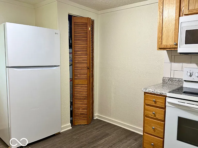 814 Powell St — Photo 10