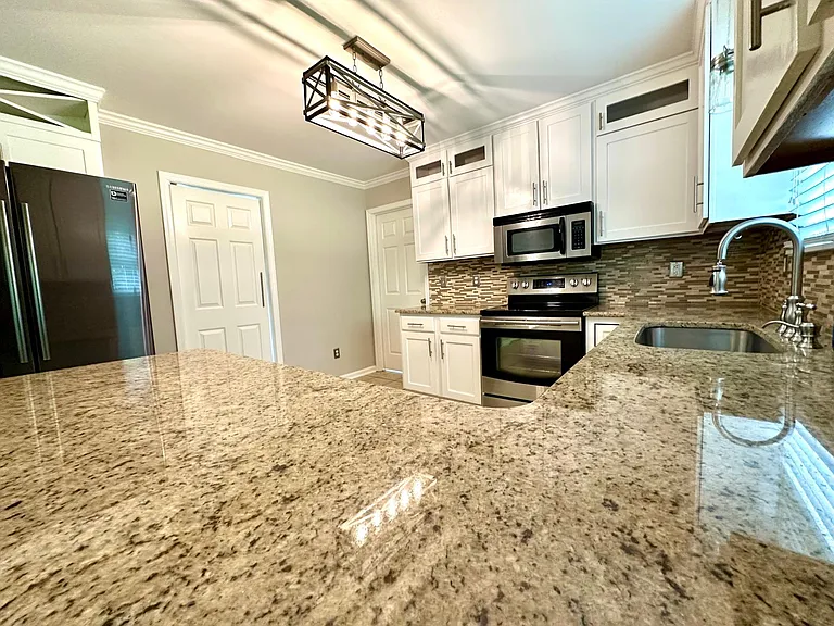 8425 Hirsch Dr — Photo 8