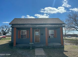 103 E Daugherty St, Carterville, MO 64835