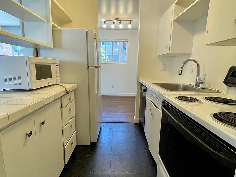 Bellevue Manor Apartments — Photo 8