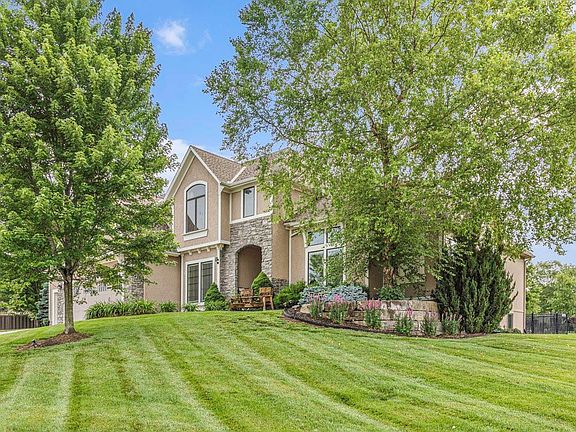 5th image of 2416 NE Willow Creek Ln