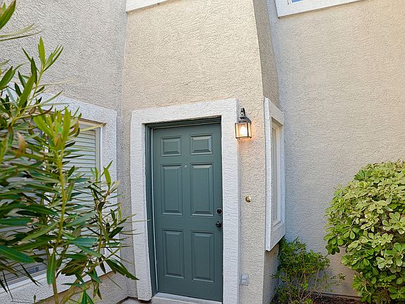 2nd image of 902 Majestic Oak St