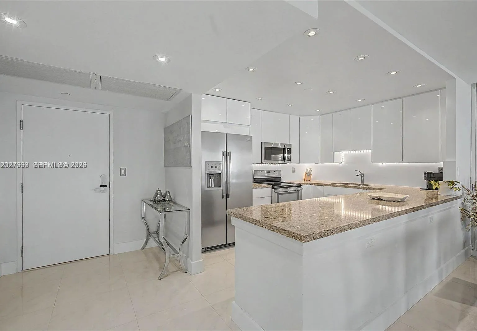 Roney Palace Condo — Photo 4