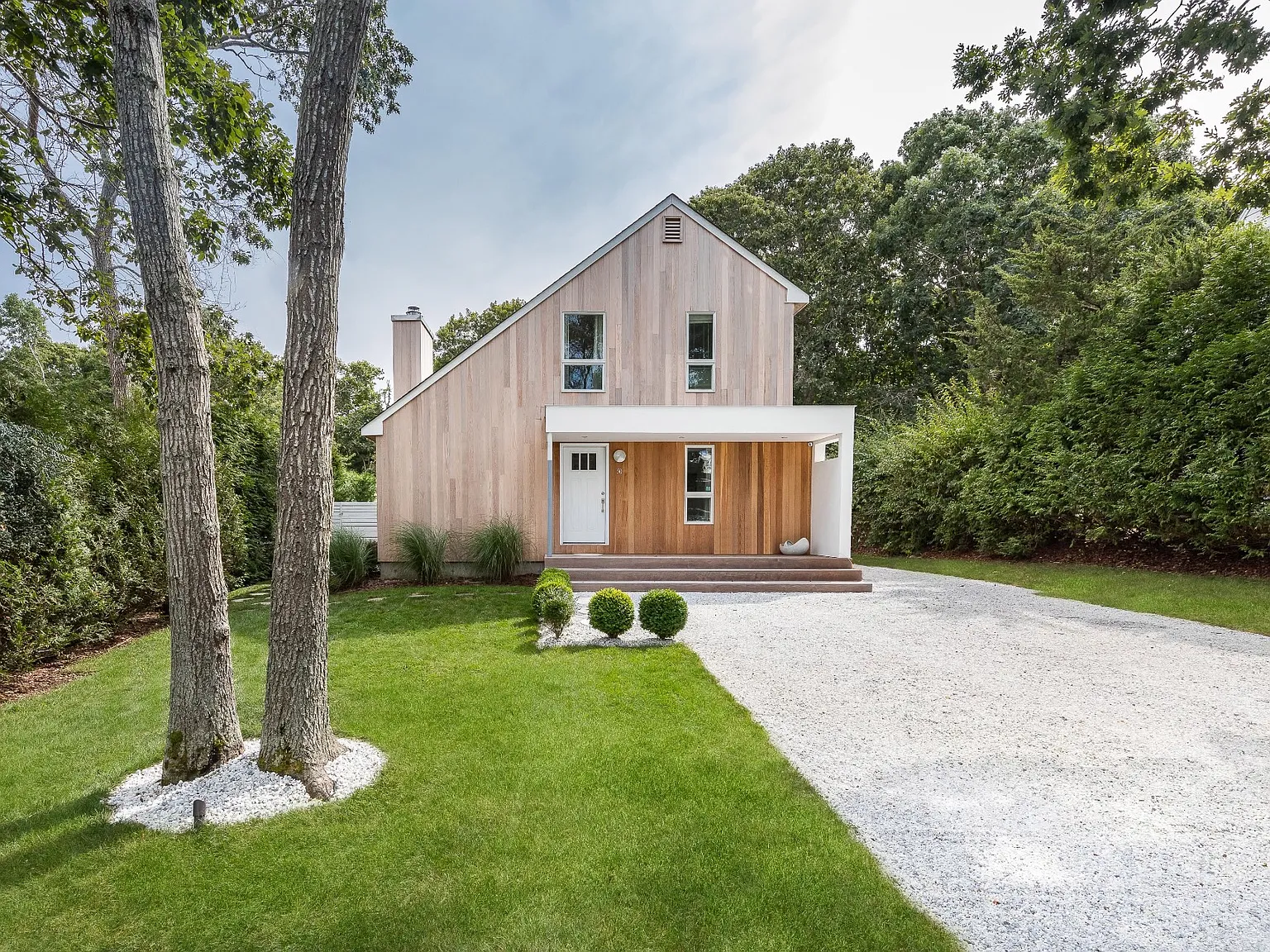 Renovated Beach Retreat In Sag Harbor Village! — Photo 3