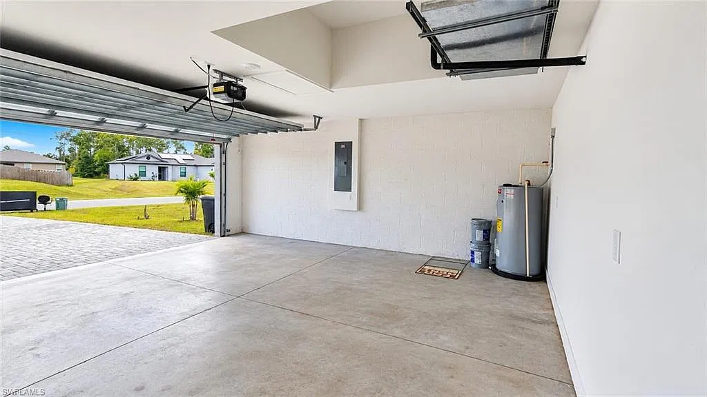3 bed, 2.0 bath, 1680 sqft, $2,000 — Photo 2