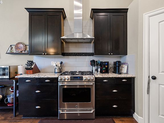 4th image of 367 Yellowwood St