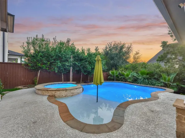 6 Canopy Green Dr, Tomball, TX 77375
