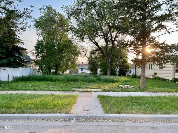 817 3rd Ave W, Williston, ND 58801