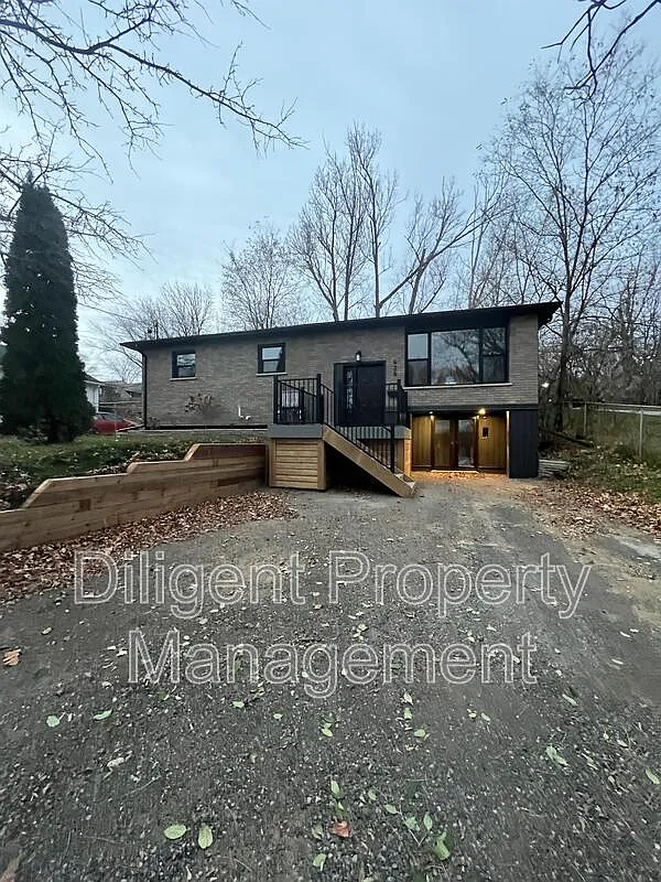 3 bed, 2.0 bath, $2,400 — Photo 2
