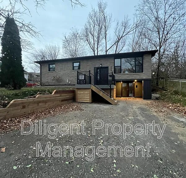 438 Bellevue St #UPPER — Photo 2