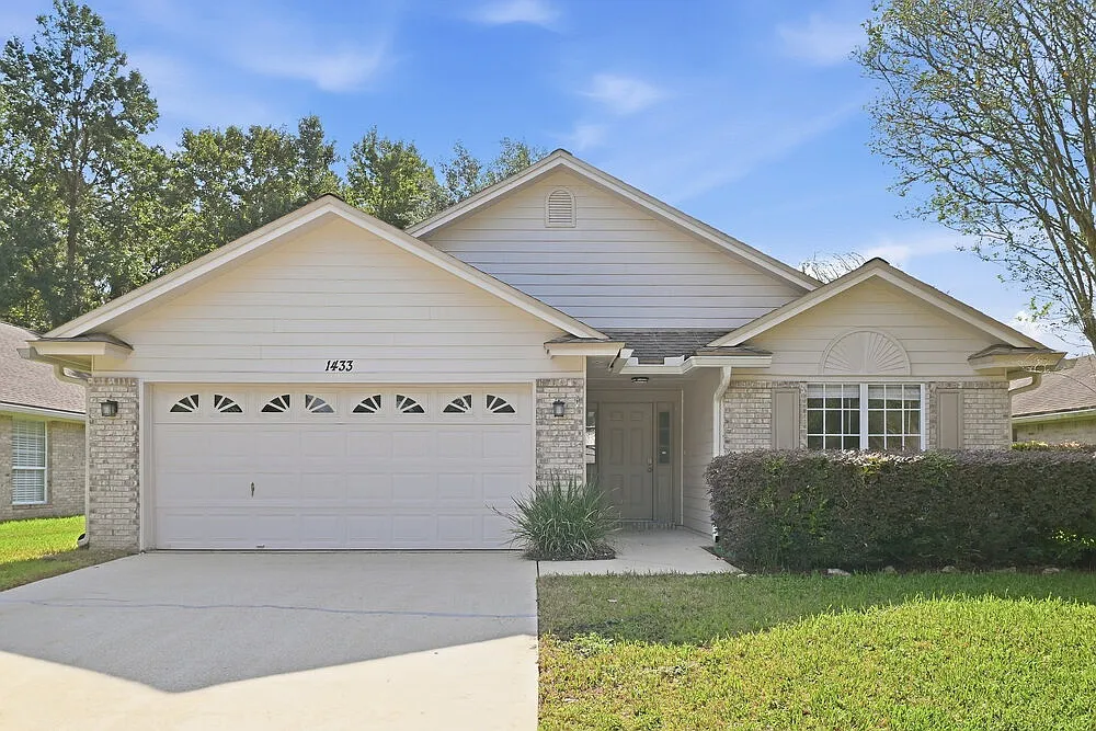 4 bed, 2.0 bath, 1764 sqft, $2,270 — Photo 1