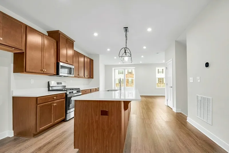 3 bed, 3.5 bath, 2412 sqft, $3,800 — Photo 3