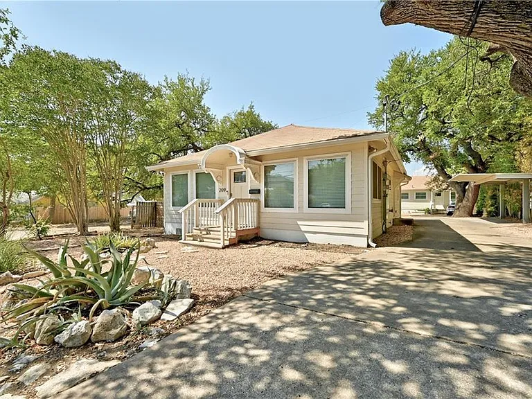 209 E Live Oak St #A — Photo 2