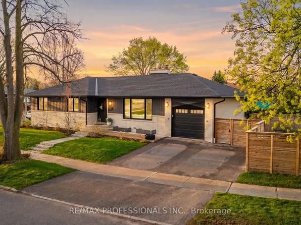 2 Tewsley Pl, Toronto, ON M9P 1N7