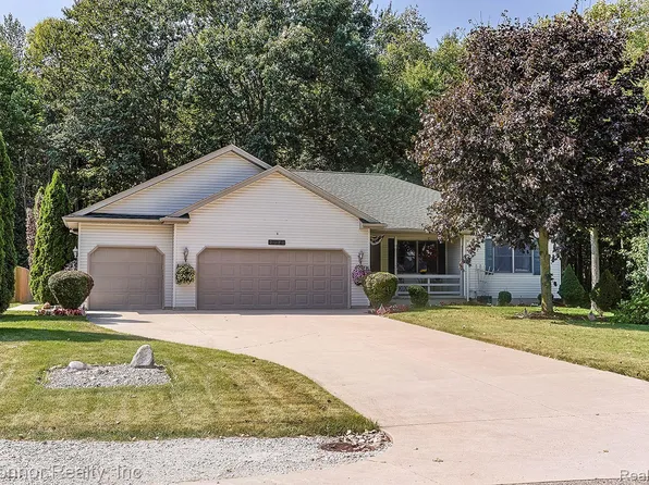 2073 Edward Ln W, Smiths Creek, MI 48074
