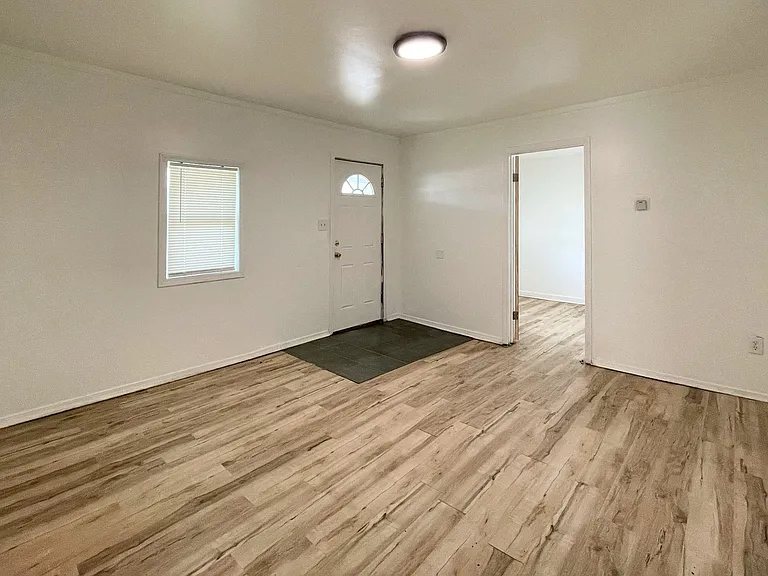 1523 E 4th Ave — Photo 3