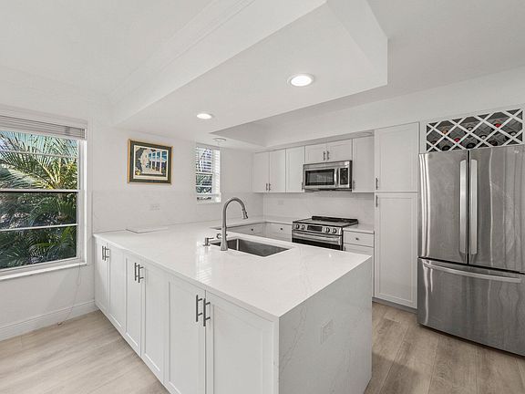 5th image of 664 Forsyth Street