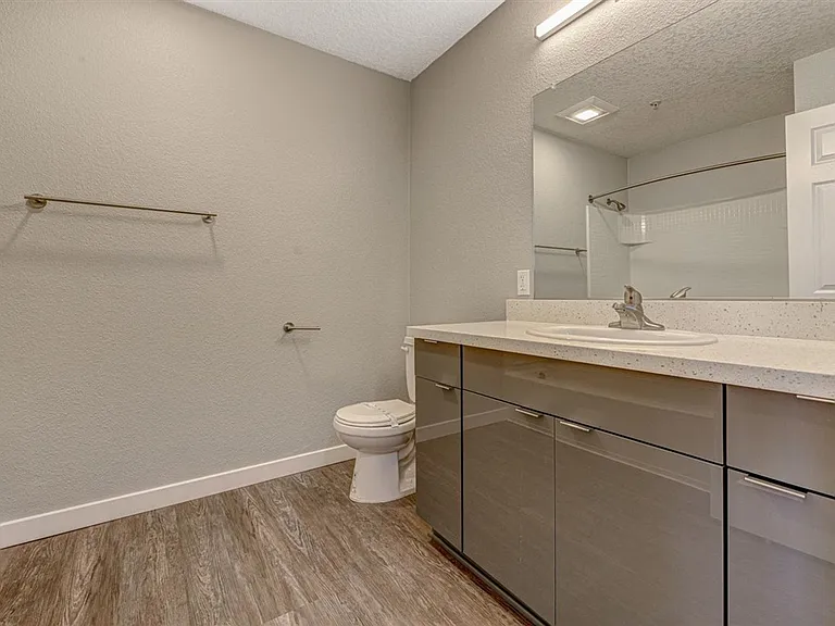River House Apartments — Photo 22