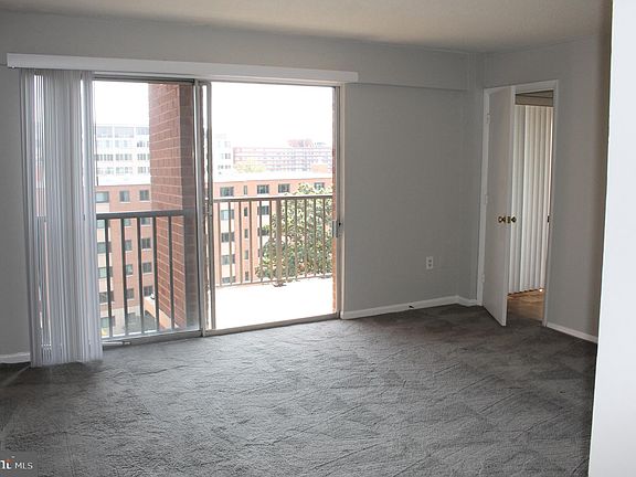 5th image of 1300 Army Navy Dr APT 921