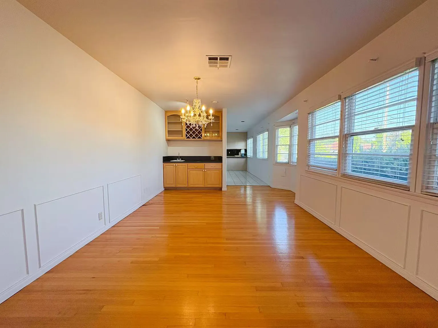 4 bed, 2160 sqft, $5,900 — Photo 4