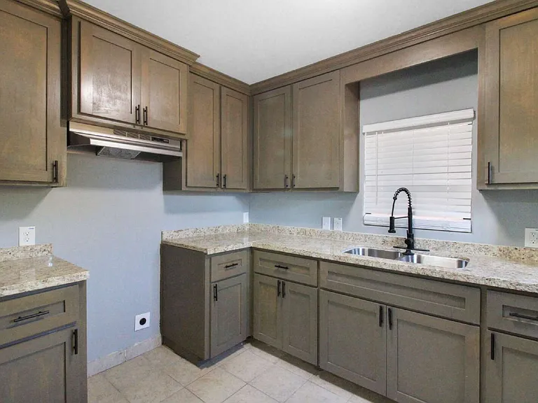322 E Esplanada St — Photo 2