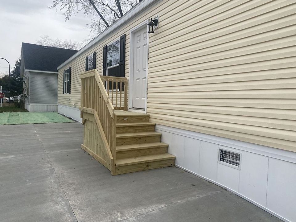 2nd image of 472 Sterling St E