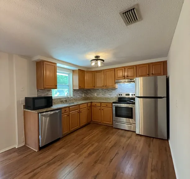 15839 Villa Dr — Photo 3