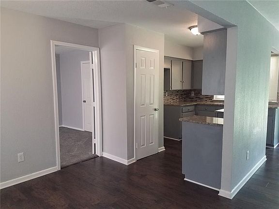 3rd image of 1008 Glenn Cir