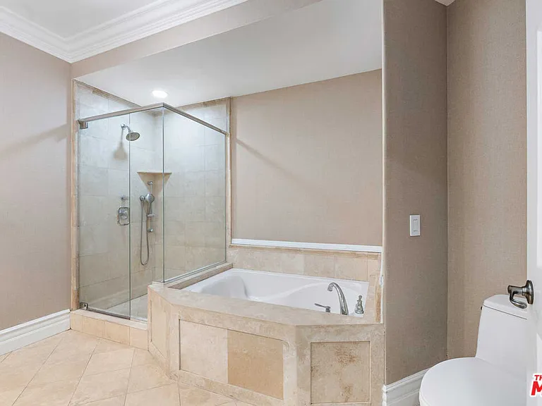 850 N Croft Ave #303 — Photo 13