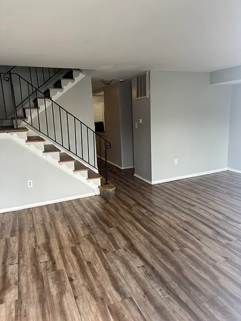 5 bed, 2.5 bath, 1690 sqft, $6,300 — Photo 1