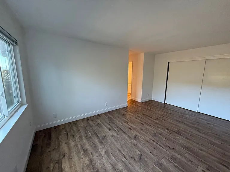 Scenic Ave Duplex — Photo 7