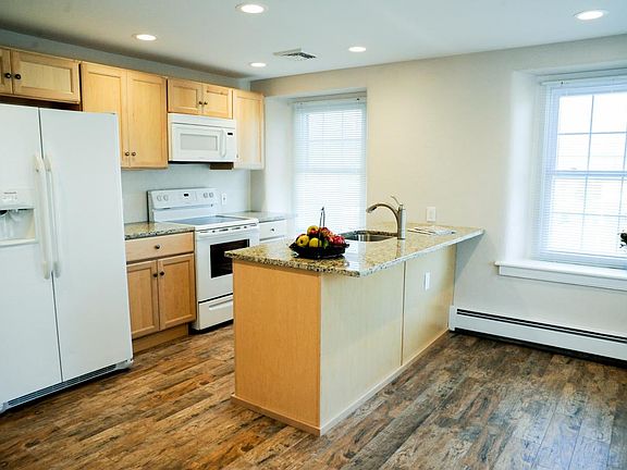 Galley full kitchen, dishwasher, garbage disposal, microwave