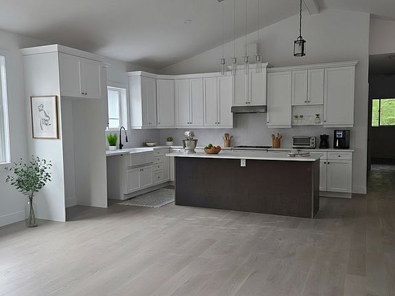 4th image of 3183 Cove Ave