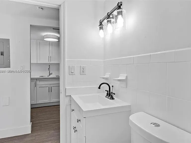1351 SW 4th St #8 — Photo 5