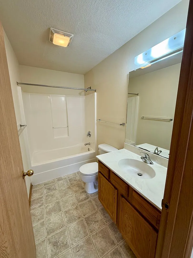 225 Crystal St — Photo 4
