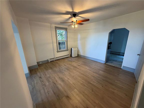 5th image of 975 Wyandotte St