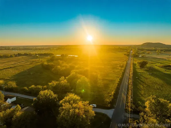 2 W Chimney Mountain Rd, Muskogee, OK 74401