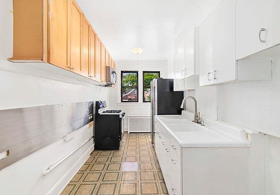 3rd image of 36-22 Crescent St #3