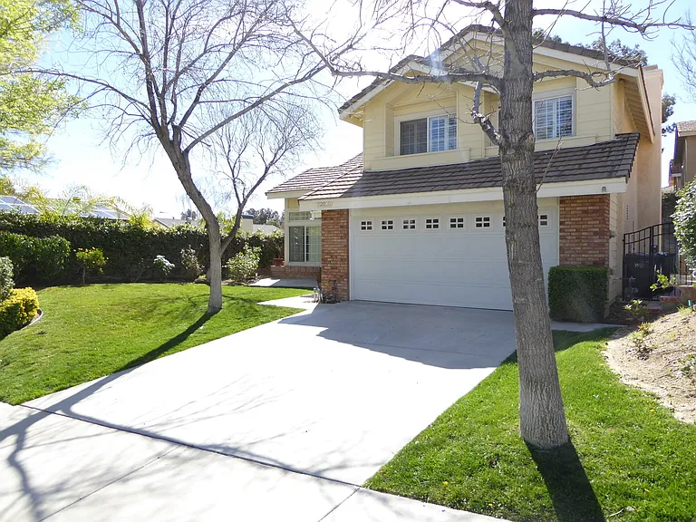 22010 Grovepark Dr — Photo 2