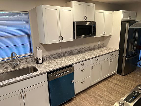 Modern GE appliances & granite counters