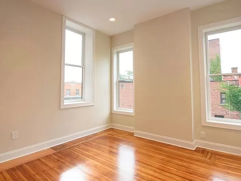 Stylish 1-Bedroom Apartment with Modern Upgrades in Cohoes — Photo 5