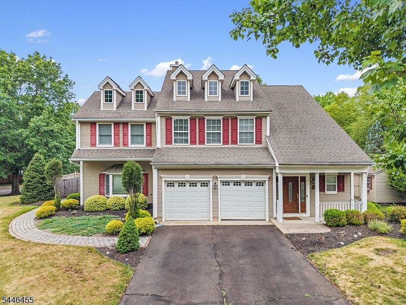 1st image of 220 Lindsay Ct