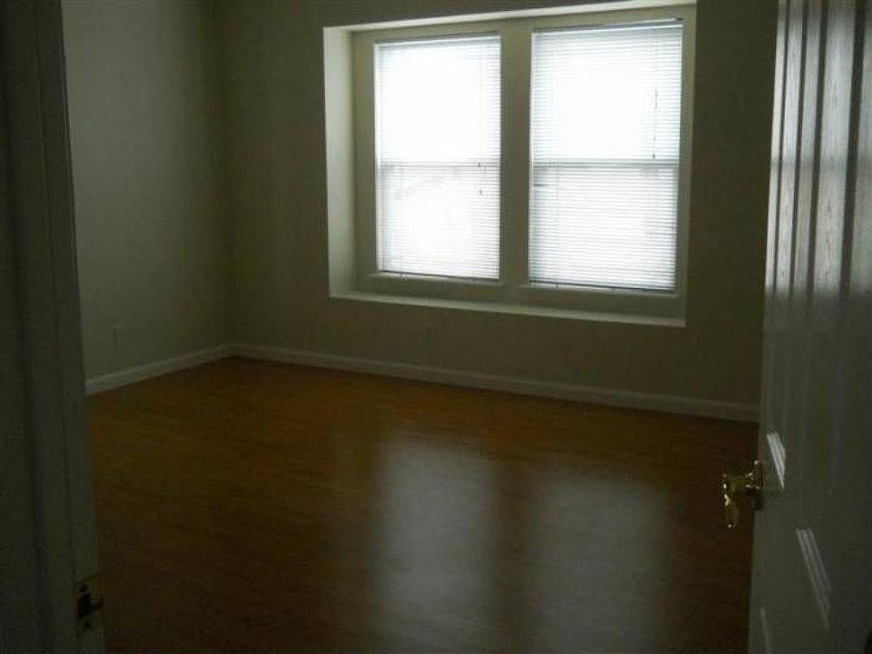 1st image of 823 Twin Oaks Dr