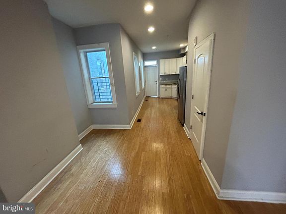 5th image of 1537 N Broadway