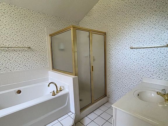 5th image of 624 West Ln