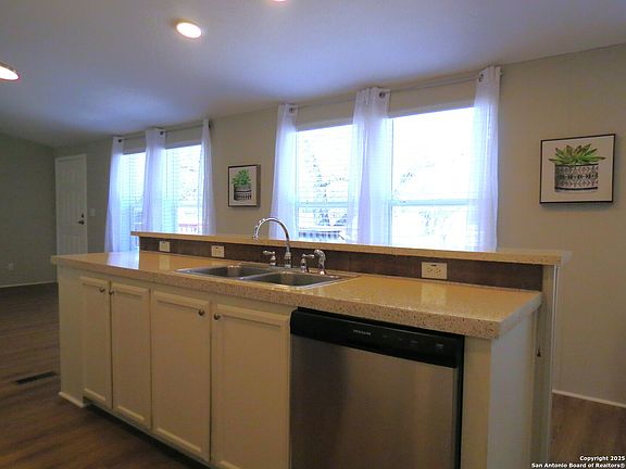 3rd image of 119 Creekbend