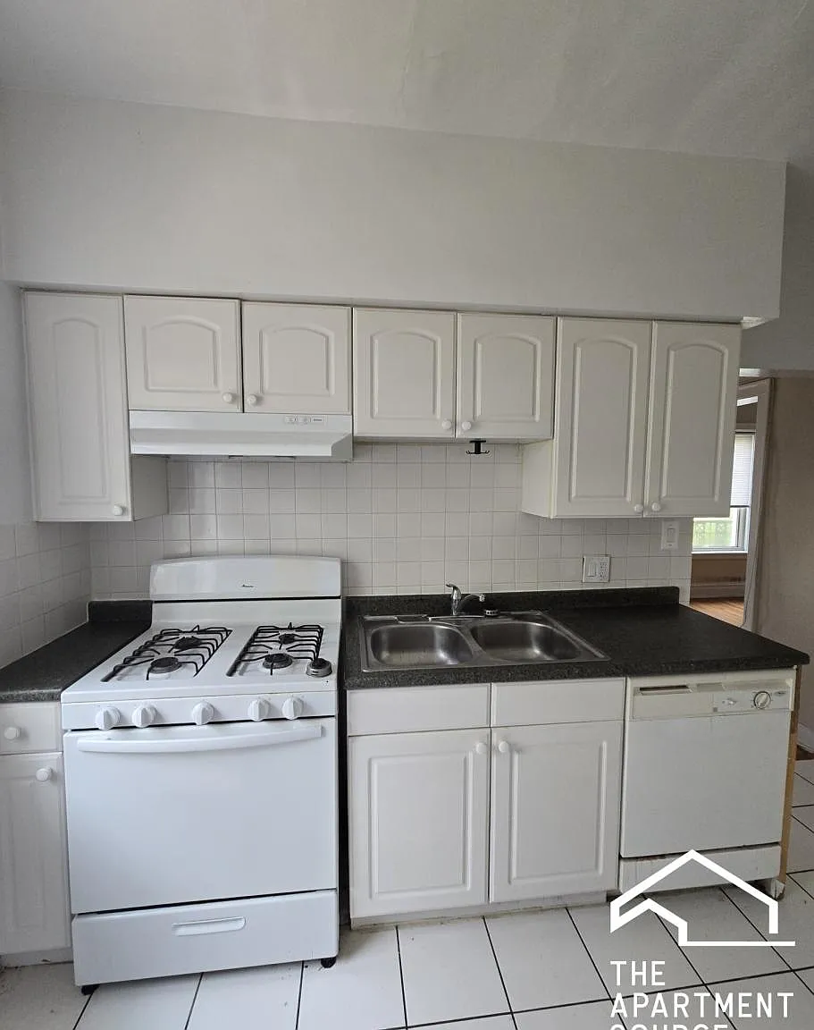 918 Reba Place #3S — Photo 1